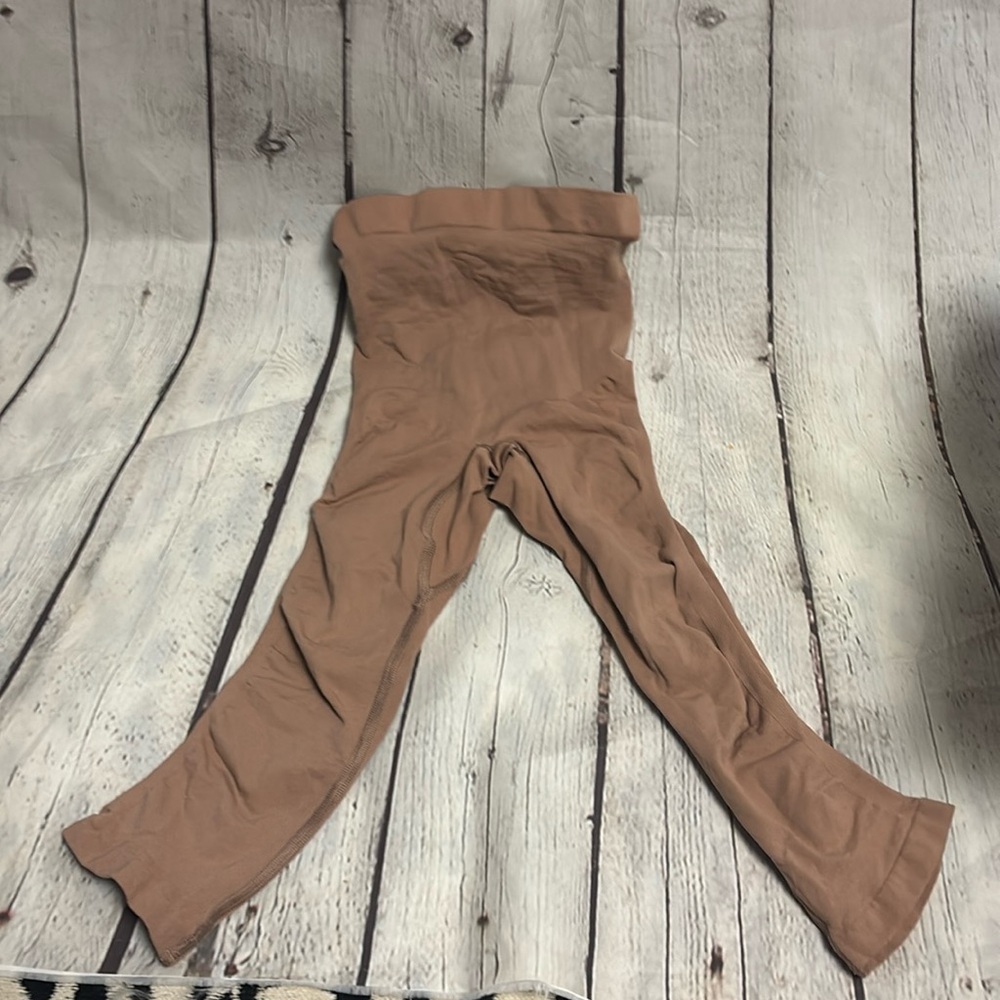 SKIMS Women's Seamless Sculpt Capri Leggings Ochre